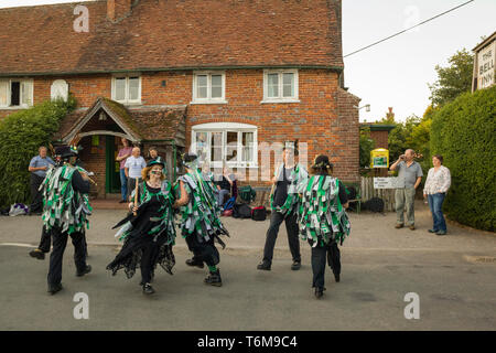 Traditionelle Morris-Tänzer treten außerhalb des Bell Pubs in Aldworth, Berkshire, CAMRA National Pub of the Year 2019 auf Stockfoto