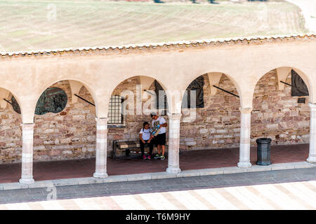 Assisi, Italien - 29 August 2018: Stadt oder Dorf Stadt in Umbrien mit Kirche Bögen weg Hohe Betrachtungswinkel während der sonnigen Sommertag Stockfoto