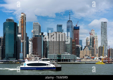 April 27, 2019 - New York City, USA: New York City Water Taxi auf den East River, mit der Skyline von Manhattan im Hintergrund. Stockfoto