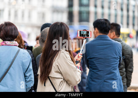 London, Großbritannien - 12 September, 2018: die Menschen Touristen auf der Straße unter selfie mit Stock und Telefon von Big Ben Stockfoto