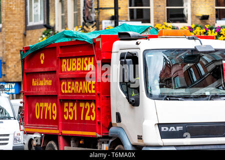 London, Großbritannien - 12 September 2018: Straße Straße mit Müll spiel Müll Lkw mit Zeichen und rote Farbe Stockfoto