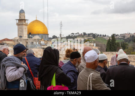 Jerusalem, Israel - 2. April 2019: Menschenmassen religiöse Menschen an der westlichen Mauer in der Altstadt bei einem bewölkten Tag. Stockfoto