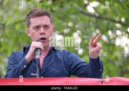 Owen Jones, Kolumnist und linken politischen Aktivist Adressen in Parliament Square, Westminster, London, Großbritannien Rallye Stockfoto