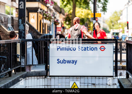 London, UK - 25. Juni 2018: u-u-bahn mit Pimlico zeichen Station Eingang in die U-Bahn und die Menschen an sonnigen Sommertagen draußen Stockfoto