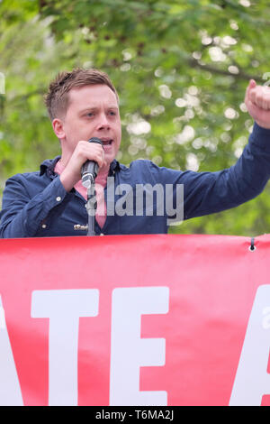 Owen Jones, Kolumnist und linken politischen Aktivist Adressen in Parliament Square, Westminster, London, Großbritannien Rallye Stockfoto