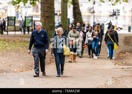 London, Großbritannien - 12 September, 2018: die Menschen Paar in der Gasse Pfad im Green Park in Westminster im Herbst von Buckingham Palace Stockfoto