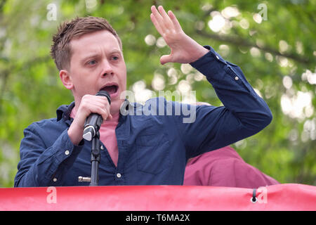 Owen Jones, Kolumnist und linken politischen Aktivist Adressen in Parliament Square, Westminster, London, Großbritannien Rallye Stockfoto