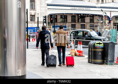 London, Großbritannien - 12 September 2018: U-Bahnstation in Victoria Äußeres mit Zeichen und Menschen zu Fuß zum Eingang mit Gepäck Taschen Stockfoto