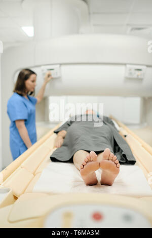 Ältere Patienten mit gesundheitlichen Problemen und Arzt im Medical Center Stockfoto