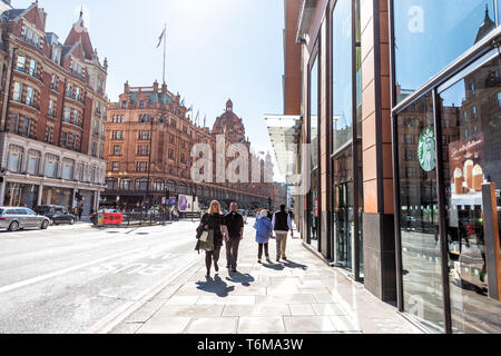 London, Großbritannien - 13 September, 2018: die Nachbarschaft Stadtteil Knightsbridge Backstein Architektur und Menschen Fußgänger zu Fuß auf der Straße sonnigen Tag Stockfoto