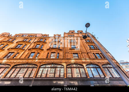 London, Großbritannien - 13 September, 2018: die Nachbarschaft Stadtteil Knightsbridge Ziegelarchitektur niedrigen Winkel, mit blauem Himmel Stockfoto