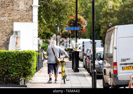 London, Großbritannien - 14 September, 2018: Nachbarschaft Stadtteil Pimlico mit Mensch und Fahrrad auf der Straße im Herbst gehsteig Bürgersteig Stockfoto