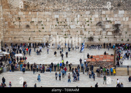 Jerusalem, Israel - 2. April 2019: Luftaufnahme des religiösen jüdischen Männer, die von der westlichen Mauer in der alten Stadt zu beten. Stockfoto