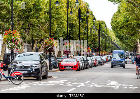 London, Großbritannien - 16 September 2018: Nachbarschaft Bezirk von Kensington und Chelsea mit Straße Straße Autos und Blume hängenden Korb Dekorationen Stockfoto