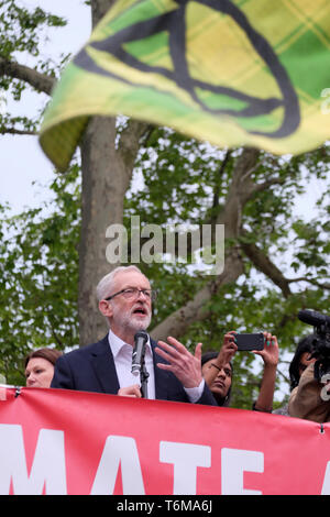 Labour-Chef Jeremy Corbyn spricht bei einer Kundgebung nach den Abgeordneten des Parlaments Billigte einen Labour-Antrag, um einen formellen Klima-Notfall zu erklären Am 1st. Mai 2019 Stockfoto