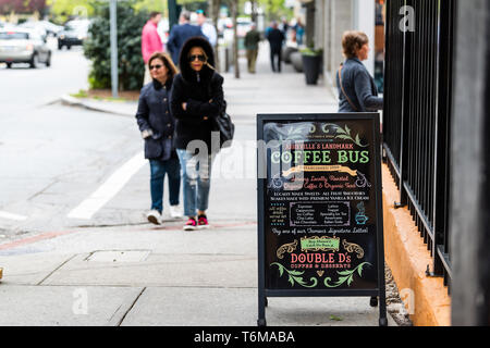 Asheville, USA - 19. April 2018: die Leute auf dem Bürgersteig mit dem bus Cafe Restaurant außerhalb auf einer Straße Kaffee Getränke und Desserts in Nord-carolina ci-Dienst Stockfoto