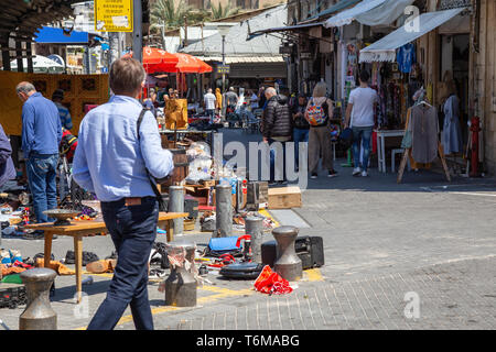 Jaffa, Tel Aviv, Israel - 3. April 2019: Personen, welche Waren in den Straßen der an einem sonnigen Tag. Stockfoto