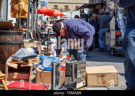 Jaffa, Tel Aviv, Israel - 3. April 2019: Personen, welche Waren in den Straßen der an einem sonnigen Tag. Stockfoto