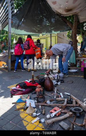 Jaffa, Tel Aviv, Israel - 3. April 2019: Personen, welche Waren in den Straßen der an einem sonnigen Tag. Stockfoto