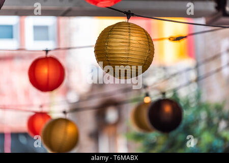 Nahaufnahme des hängenden chinesischen Asiatischen Papier runde Laternen rote und gelbe Farben auf der Straße bei Tag Stockfoto