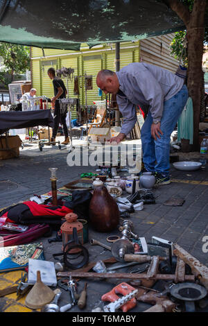 Jaffa, Tel Aviv, Israel - 3. April 2019: Personen, welche Waren in den Straßen der an einem sonnigen Tag. Stockfoto