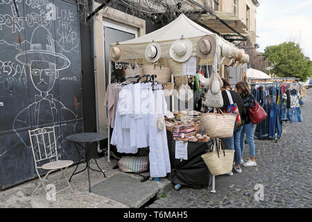 LX Werk Markt weiß Mode Bekleidung, Strohhüte, Leinen und Umhängetaschen Alcantara Lissabon Lisboa Portugal KATHY DEWITT Stockfoto