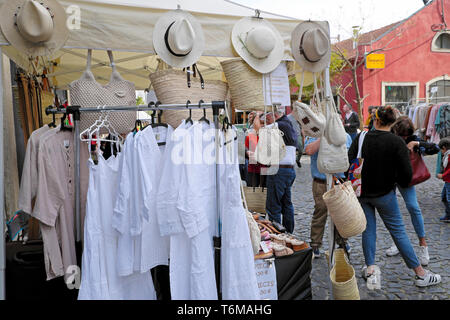 LX Werk Markt weiße Kleidungsstücke aus Baumwolle, Strohhüte, Leinen und Umhängetaschen Alcantara Lissabon Lisboa Portugal KATHY DEWITT Stockfoto