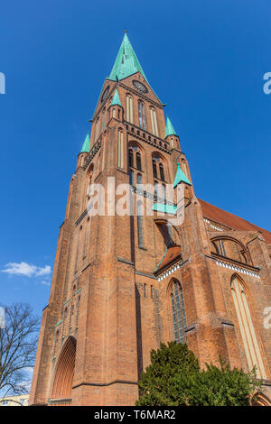 Turm der historischen Dom Kirche in Schwerin, Deutschland Stockfoto