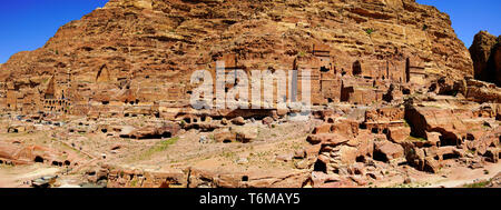 Panoramablick auf die königlichen Gräber nebeneinander stehend, Petra, Jordanien. Stockfoto