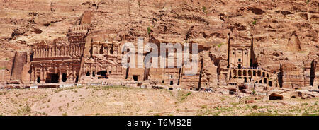 Panoramablick auf die königlichen Gräber in den Felsen geschnitzt, Petra, Jordanien. Stockfoto