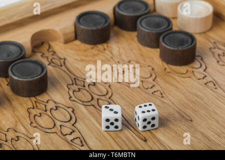 Backgammon spielen Feld und Würfel Stockfoto