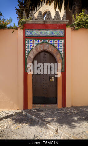 Quintessenz der Maurischen Gateway in der El Albaicin oder Albaicín-Viertel der Stadt Granada, Andalusien, Spanien. Stockfoto