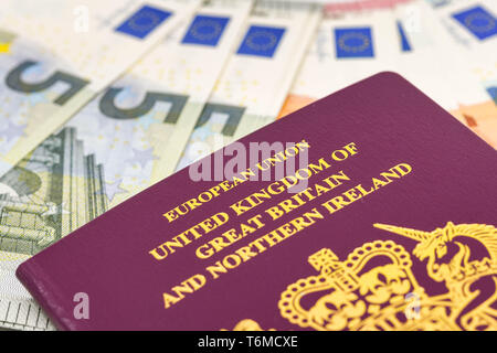 LONDON - April 2019: Nahaufnahme von "Europäische Union" auf dem Cover des britischen Paß auf einem Bett von Euro notes Stockfoto