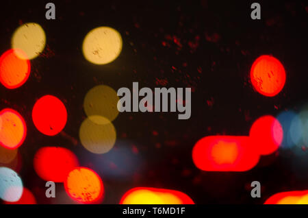 Blurry leuchtet/Leuchten in den Verkehr in den Abend Stockfoto