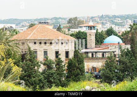 Sultan Abdul Majid Moschee und ein altes Haus in traditionelle libanesische Architektur gebaut, Byblos, Libanon Stockfoto