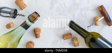 Flaschen, Wein Stopfen und vintage Korkenzieher. Stockfoto