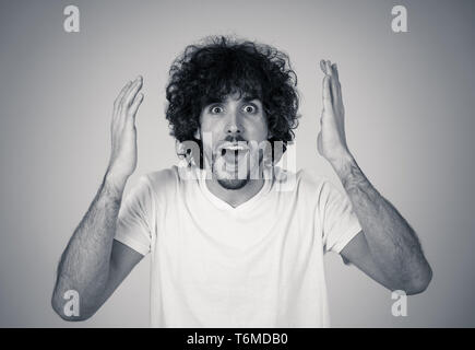 Portrait von lustigen attraktiven jungen Mann mit glücklich und überrascht, Gesicht zeigen und suchen nach etwas schockierend und gute aufgeregt. Menschliche Emotionen, Faci Stockfoto