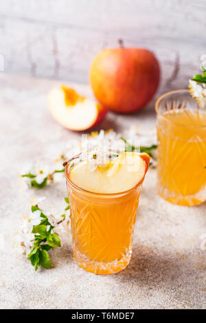 Gläser mit frischem Apfelsaft oder Apfelwein Stockfoto