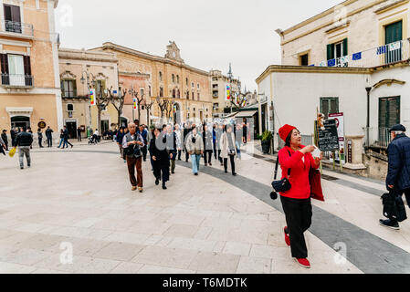 Bari, Italien - 12. März 2019: asiatische Touristen aus China durch die italienische Stadt bummeln. Stockfoto