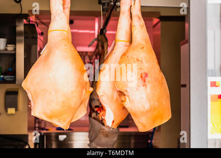 Matera, Italien - 11. März 2019: Schweinefleisch Schinken in einem Trockner aufgehängt. Stockfoto