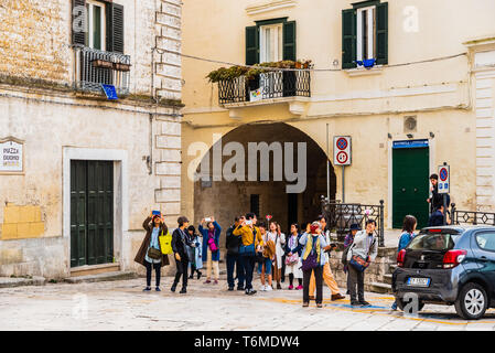 Bari, Italien - 12. März 2019: asiatische Touristen aus China durch die italienische Stadt bummeln. Stockfoto