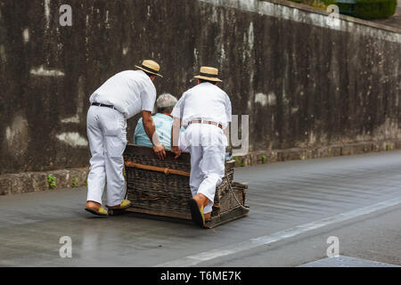 Rodelbahn Mitfahrer auf Schlitten in Monte - Funchal Madeira Portugal Stockfoto