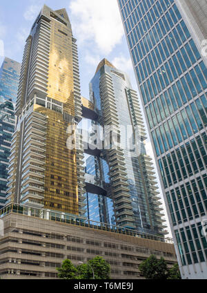 Turmhohe Wolkenkratzer und Wohntürme und Sky in der Innenstadt von Singapur. Stockfoto