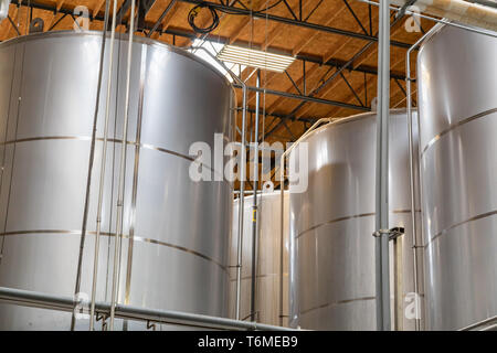 Großes Bier Brauerei Gärtanks im Lager Stockfoto