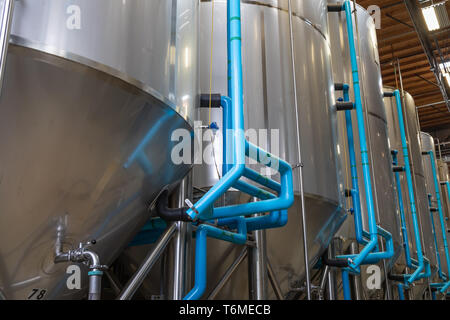 Großes Bier Brauerei Gärtanks im Lager Stockfoto