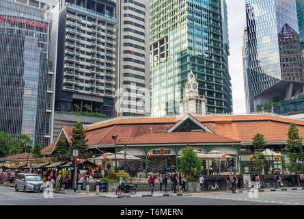 Büro- und Wohntürme Wolkenkratzer hoch über Lau Pa Sat Hawker Food Märkte in der Innenstadt von Singapur. Stockfoto