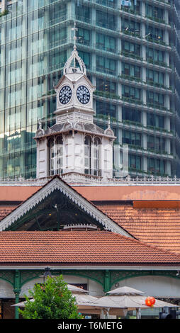 Clock Tower auf Lau Pat Sat Hawker Food Märkte in der Innenstadt von Singapur. Stockfoto