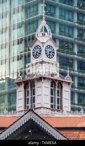 Clock Tower auf Lau Pat Sat Hawker Food Märkte in der Innenstadt von Singapur. Stockfoto