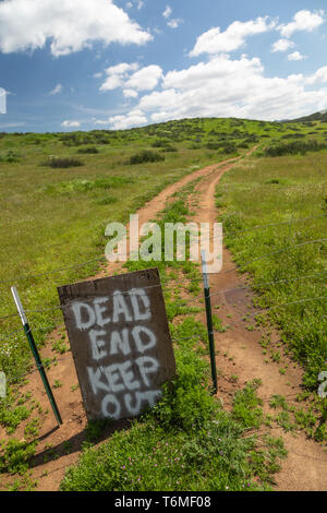 Dead End halten sich auf dem Draht Zaun am Feldweg. Stockfoto