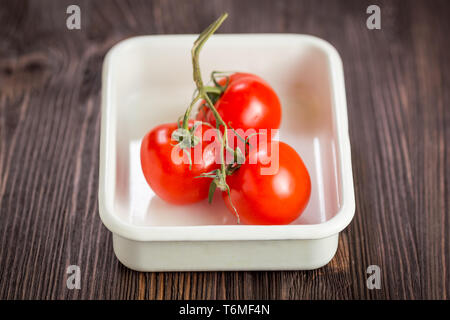 Cherry-Tomaten auf einem Holztisch Stockfoto